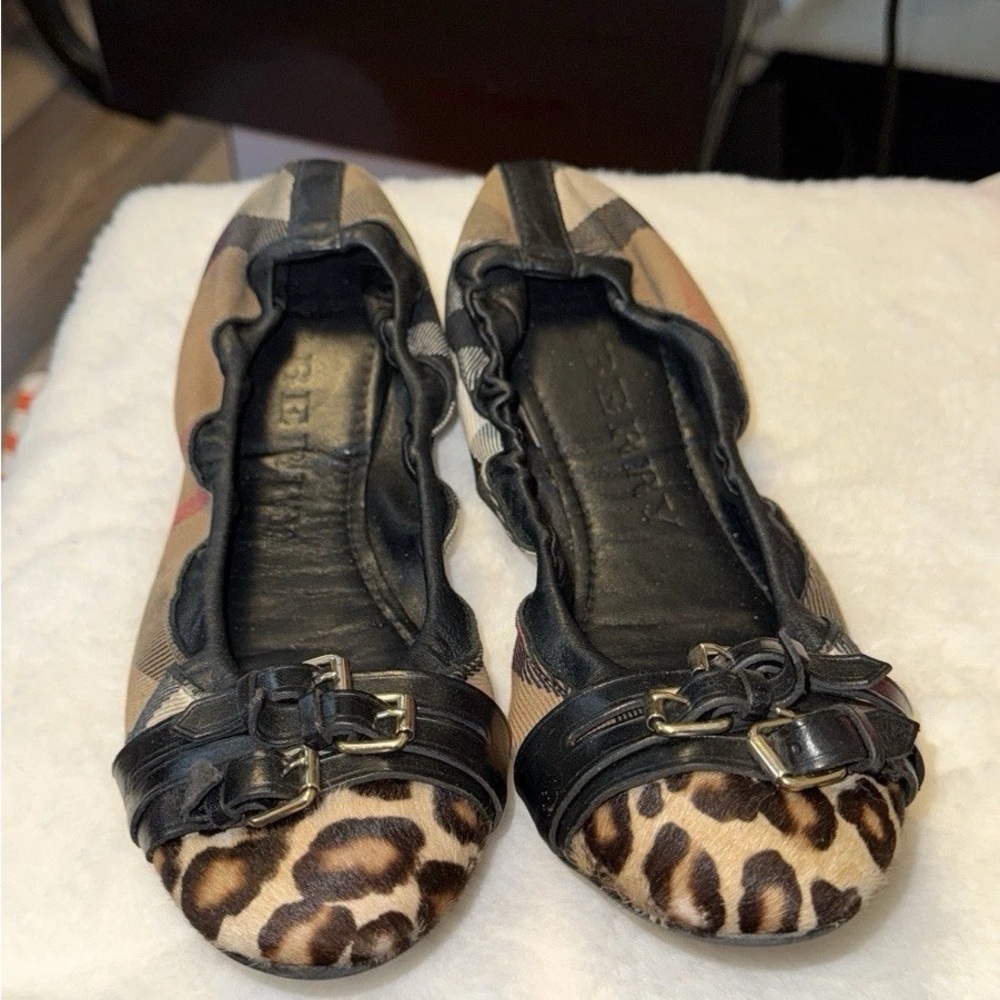 Authentic Burberry Leopard Print Flats with Black Accents 40 / US 9